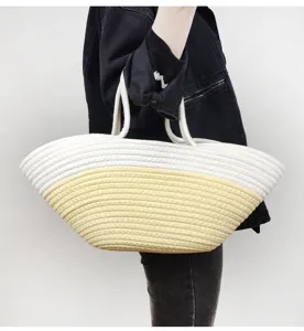 Detail der minimalistischen farbblockierten Baumwollseil gewebten Tragetasche Strandstil Textur.