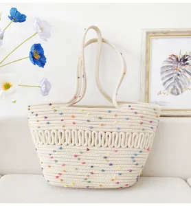 Detailaufnahme der beige gewebten Baumwollseil-Tragetasche mit bunten Punkten und Lochmuster.