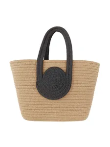 Schicke Baumwollseil geflochtene Tasche mit Griffen und runder Deko für Strand und Urlaub.
