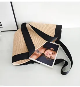 Minimalistische gewebte Baumwollseil-Tragetasche mit schwarzen Trägern, große Strandtasche.