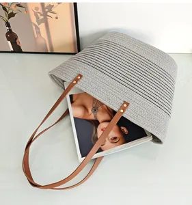 Detailansicht der grauen Strohgewebe Tasche, stilvolle minimalistische Strand Umhängetasche.