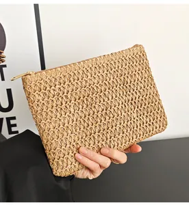 Vue de détail de la pochette en paille tissée, sac enveloppe décontracté d'été pour femmes