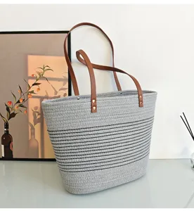 Graue gewebte Tasche Detailansicht mit Struktur, schwarzen Streifen und Braungriffen.