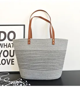 Graue gewebte Tasche mit braunen Ledergriffen, lässige große Schultertasche für Damen.