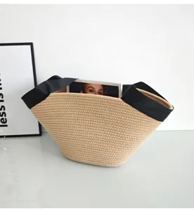 Detailansicht einer minimalistischen Baumwollseil-Webtasche mit schwarzen Henkeln groß.