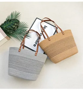 Gewebte Stroh-Shopper-Tasche, lässige Umhängetasche mit Ledergriffen und Nieten für Damen.