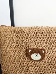 Sac pochette en paille ete pour femme mignon patch ours sac a main envelope tresse