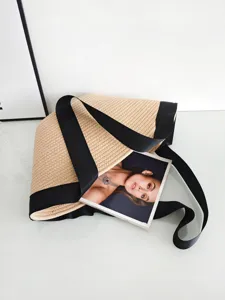 Geflochtene Stroh-Shopper Tasche für Damen, große Strand-Umhängetasche mit schwarzen Griffen.