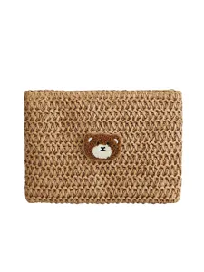 Pochette en paille chic pour femme, sac enveloppe tressé décontracté avec patch d'ours.
