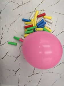Latex aufblasbarer Ball und bunte Kunststoffe Mundstücke Set für Lungenkapazität Training.