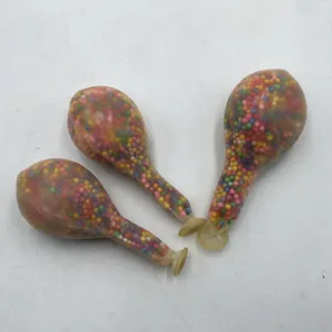 Detalle de primer plano del globo de látex mágico relleno de cuentas coloridas para fiesta infantil.