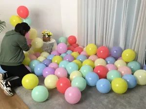 Detailansicht von bunten Macaron Luftballons für Party und Geburtstagsdekoration Aufbau.