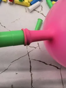 Latex Luftballon Lungenvolumen Trainer Atemuebung Spielzeug Blasrohr rosa gruen Detail