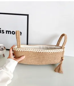 Handgemachter Jute-Aufbewahrungskorb mit Spitzenborte für die Schreibtischorganisation.