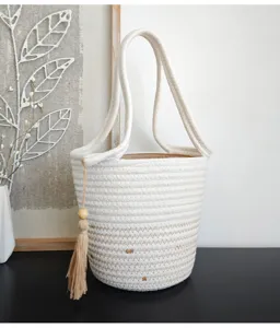 Weißer gewebter Baumwollseil Eimerbeutel stilvolle minimalistische Handtasche mit Quaste Damen.