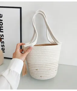 Baumwoll-Geflochtener Eimerbeutel Detailansicht, handgefertigter weißer Seilgriff mit Quaste.