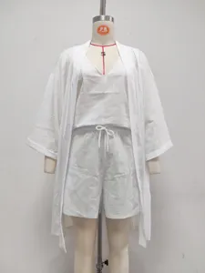 Λευκό σετ 3 τεμαχίων casual loungewear με μεσαίου μήκους ζακέτα, αμάνικο τοπ και σορτς.