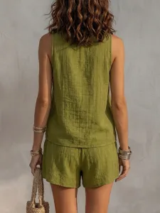 Détail ensemble haut sans manches et short vert, tissu texturé, tenue estivale chic.