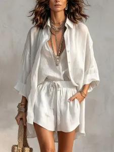 Vue détaillée de l'ensemble décontracté blanc à trois pièces avec cardigan et short.