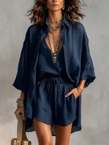 Vue détaillée de l'ensemble décontracté pour femme à trois pièces avec cardigan, gilet et short.