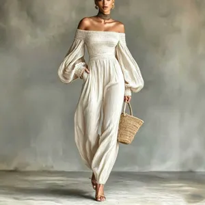 Elegante tuta monocolore con spalle scoperte maniche lunghe plissettata per donne moderne.