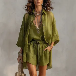 Ensemble décontracté pour femme vert olive trois pièces avec gilet, top et short.
