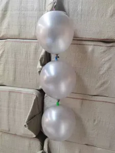Vue détaillée de la présentation de ballons suspendus avec crochets de connexion pour décoration.