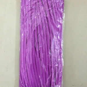 Nahaufnahme von lila langen Zauberballons in transparenter Plastikverpackung fuer DIY.