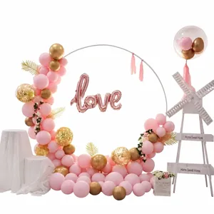 Detailansicht des Hochzeitsballon-Bogen-Dekorationssets mit rosa Ballons und Love-Schriftzug.