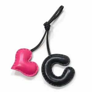 Colgante de bolso letra C de cuero hecho a mano y corazón rosa, llavero elegante para coche y bolso.