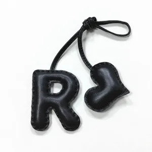 Ciondolo per borsa in pelle nera lettera R e cuore accessorio artigianale borsa da donna.
