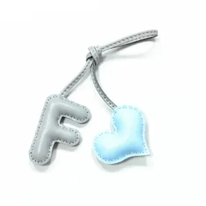 Handgefertigter Leder Buchstabe F und Herz Taschenanhänger Schlüsselanhänger für Damen.