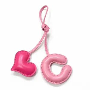 Colgante de bolso cereza corazón letra C de piel rosa, llavero artesanal muy bonito.