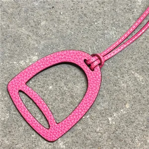 Rosa PU Leder Steigbügel Tasche Anhänger, stilvolles hohles Deko Accessoire für Handtaschen Auto.