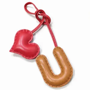 Detailansicht des handgefertigten Leder Taschenanhängers mit rotem Herz und braunem Buchstaben U.
