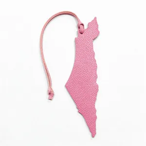Gedetailleerd weergave van de roze lederen kaart tasbedel met getextureerde afwerking en koord.