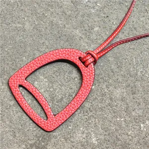 Detailansicht des roten PU-Leder Steigbügel Taschenanhängers, hohler Anhänger.