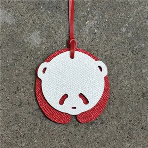 Charm de sac mignon en forme de panda en cuir mini pendentif de sac à main avec lanière rouge.