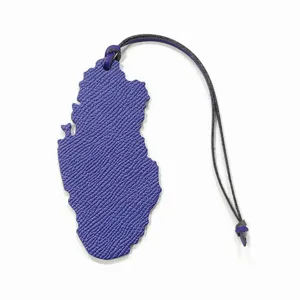 Pendentif de sac en cuir violet carte du Qatar, charmant pendentif de forme nationale avec lanière.