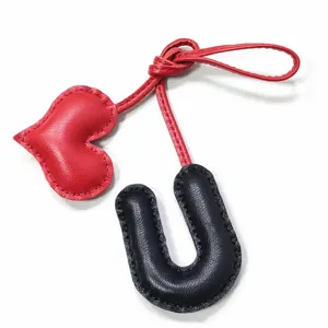 Handgefertigter Leder Buchstabe U und rotes Herz Taschenanhänger, stilvoller Schlüsselanhänger.
