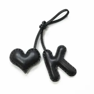 Handgemachte schwarze Leder Buchstabe K und Herz Tasche Anhänger Schlüsselanhänger.