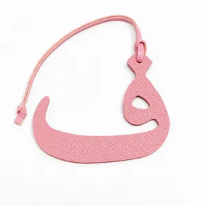 Colgante de bolso letra arabe de cuero texturizado rosa primer plano y detalles finos