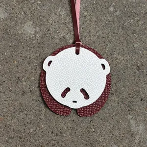 Détail de breloque de sac en cuir en forme de panda, accessoire suspendu mignon pour femme.