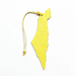 Gele lederen kaartvormige tasoormerk hanger stijlvol modeaccessoire voor handtas decoratie.