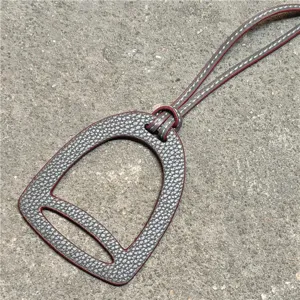 Grauer PU Leder Steigbügel Tasche Anhänger mit weißer Naht schicke Handtasche Deko Accessoire.