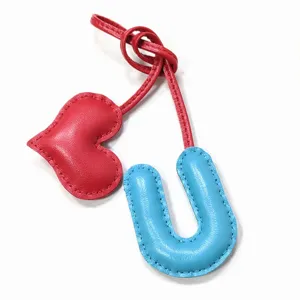 Handgemachte Leder Buchstabe U und Herz Taschenanhänger, stilvoller Schlüsselanhänger für Damen.