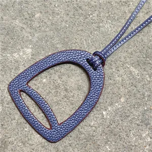 Blauer PU Leder Steigbuegel Taschenanhaenger stylischer Handtaschen Anhaenger fuer Damen