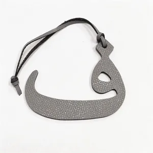 Colgante de bolso con letra árabe de cuero gris accesorio elegante y minimalista para mujer