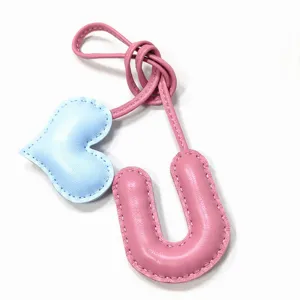 Handgefertigter Leder U-Buchstabe und Herz Taschenanhänger, süßer rosa Blauer Anhänger.