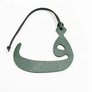 Colgante de bolso de cuero verde oscuro letra árabe, mini dije elegante para bolsos de mujer.